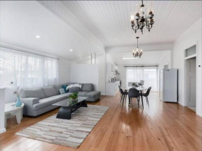 4B2B Retreat with parking - 4km to Brisbane CBD